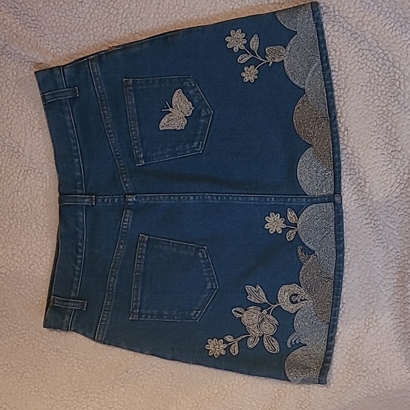 Gucci size 44 denim embroidered skirt size 8ish - Picture 2 of 2